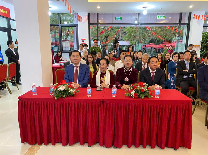 Tại khu vực bỏ phiếu số 16 còn có nguyên Phó Chủ tịch nước Nguyễn Thị Doan; ông Vũ Văn Tiến - Ủy viên Đoàn Chủ tịch TƯ MTTQ Việt Nam, Trưởng ban Tuyên giáo và Dân vận Đảng ủy Cơ quan UBTƯ MTTQ Việt Nam cùng gần 1.600 cử tri.