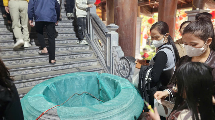 Họ tin việc rải tiền lẻ sẽ mang lại may mắn.