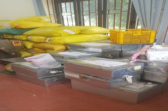 Tang vật thu giữ từ điểm sản xuất cà phê giả.(Ảnh:VKS) 1-372.jpg