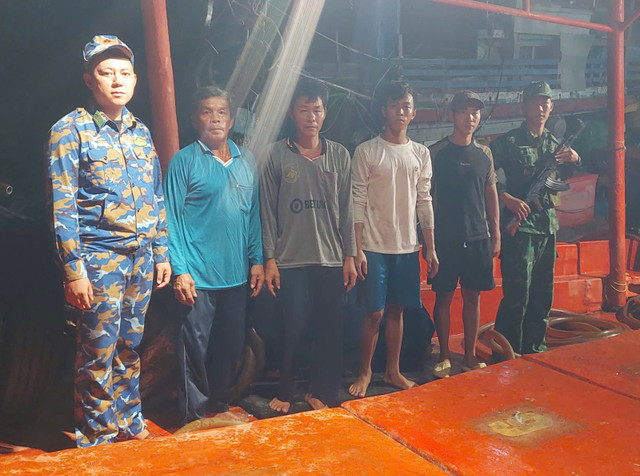 Lực lượng Bộ đội Biên phòng tỉnh An Giang bắt giữ tàu và các đối tượng. (Ảnh: Đơn vị cung cấp) 1-5811.jpg