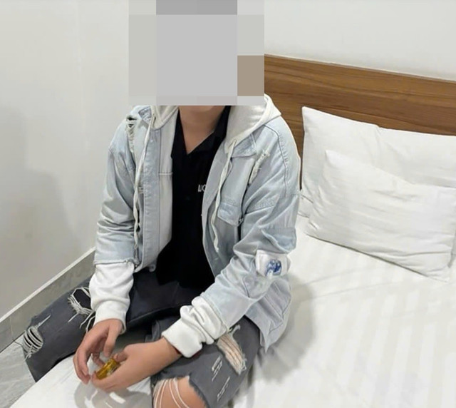 Nam sinh viên N.L.M.Đ. được giải cứu trong khách sạn. (Ảnh: CACC) 1-5.jpg