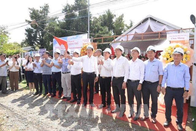 Phó Chủ tịch UBND tỉnh Đồng Tháp Nguyễn Thành Diệu phát lệnh thi công (Ảnh: Công Trí) 1-5283.jpg