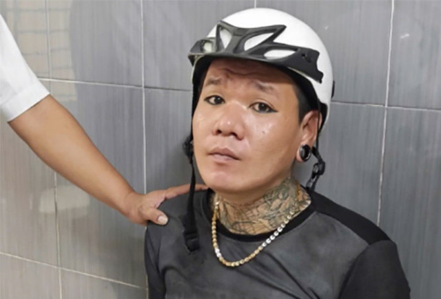 Đối tượng Vương Hoàng Nhân bị lực lượng chức năng bắt giữ (Ảnh: CACC) 1.jpg