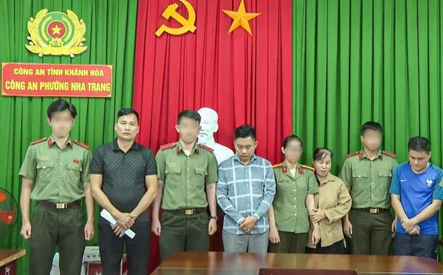 Công an tạm giữ nhóm nghi can. (Ảnh: CACC) 11-6545.jpg