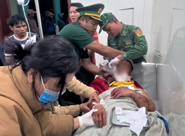 ông Pơloong Nhương được sơ cứu 1.jpg