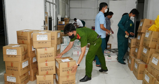 Lực lượng chức năng kiểm tra tại cơ sở và kho hàng Thú y Thanh Trúc (Ảnh: Đơn vị cung cấp) 1-9001.jpg