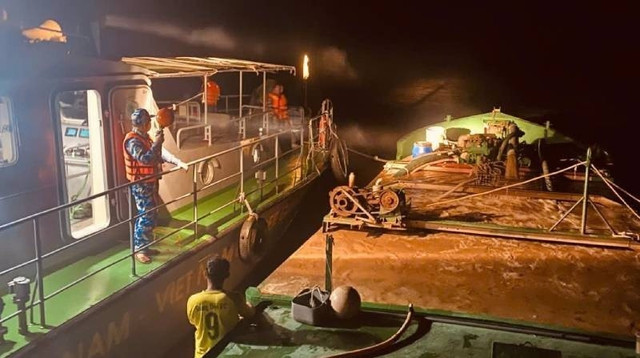 Lực lượng Bộ đội Biên phòng tỉnh Vĩnh Long phát hiện phương tiện đường thủy khai thác cát lòng sông trái phép. (Ảnh: đơn vị cung cấp) 1.jpg