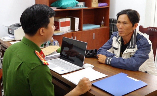 Đối tượng Phạm Văn Mạnh tại cơ quan điều tra.(Ảnh: CACC) 11.jpg