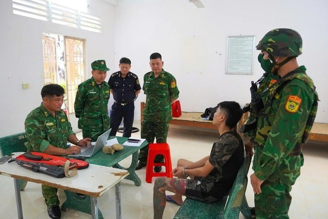 Đối tượng bị lực lượng biên phòng (Ảnh: BĐBP) 111-796.jpg