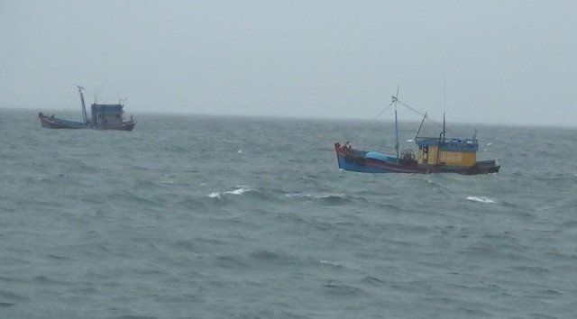 Tàu cá KH90558 TS và KH90619 TS vi phạm khai thác IUU (Ảnh: Vùng Cảnh sát biển 2) 1-3649.jpg