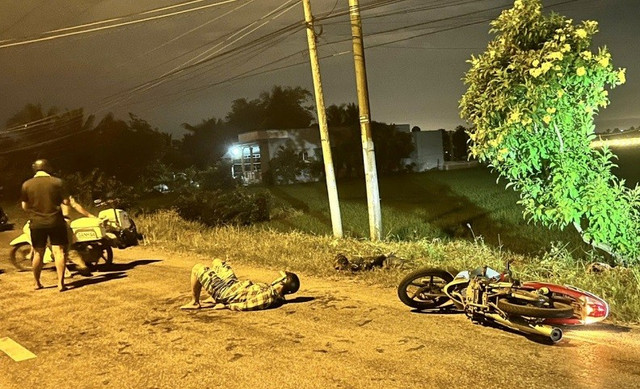 Công an xã Long Cang bắt giữ các đối tượng trộm cắp xe máy của người đi thăm ruộng.(Ảnh: CACC) 1-4696.jpg