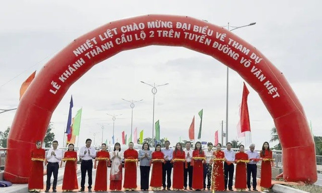 Các đại biểu thực hiện nghi thức cắt băng khánh thành