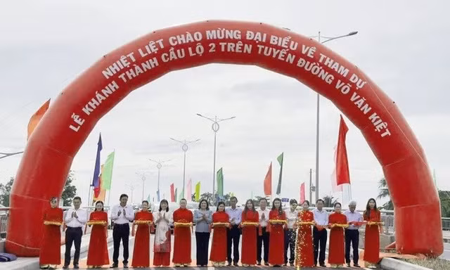 Các đại biểu thực hiện nghi thức cắt băng khánh thành