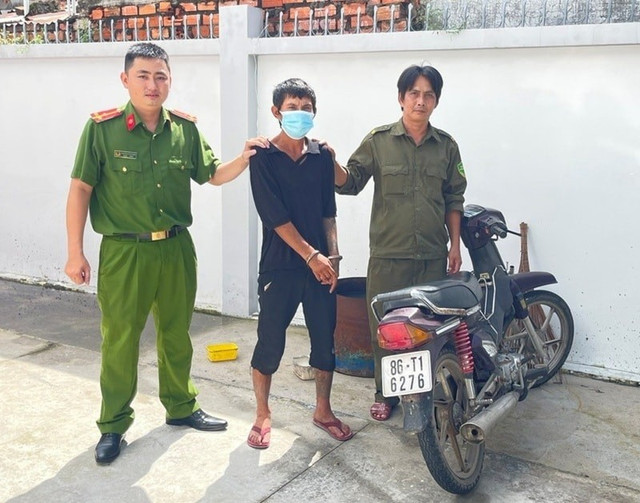 Đối tượng Trần Tấn Minh cùng tang vật bị Công an bắt giữ, thu hồi (Ảnh: CACC) 1-7514.jpg