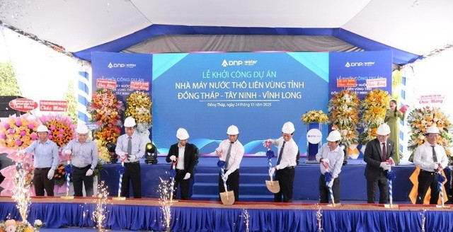 Đai biểu thực hiện nghi thức khởi công dự án Nhà máy nước thô liên vùng tỉnh Đồng Tháp-Tây Ninh-Vĩnh Long 1-9517.jpg