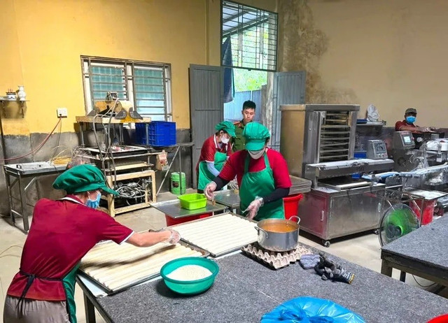 Một cơ sở vi phạm bị kiểm tra, lập biên bản xử phạt. Ảnh: CA.