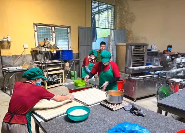 Một cơ sở vi phạm bị kiểm tra, lập biên bản xử phạt. Ảnh: CA.