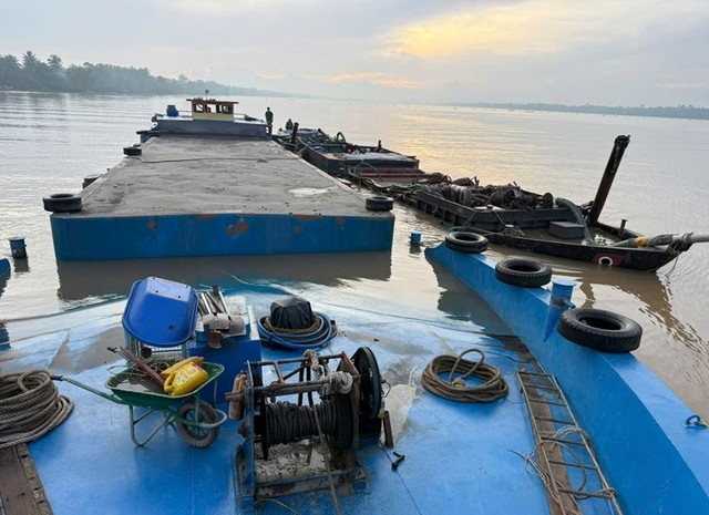 Phương tiện vi phạm tàng trữ khoáng sản trái phép tại thủy phận xã Phú Túc, tỉnh Vĩnh Long. (Ảnh:CACC) 1-7664.jpg