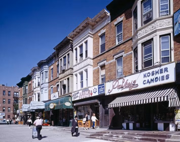Mọi người đi bộ trên một con phố ở Brooklyn hàng chục năm trước. Ảnh: Thư viện Quốc hội.