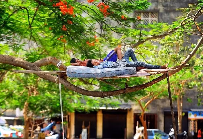Hai bé trai có cách tránh nóng đặc biệt giữa những thách thức của cuộc sống đô thị.
