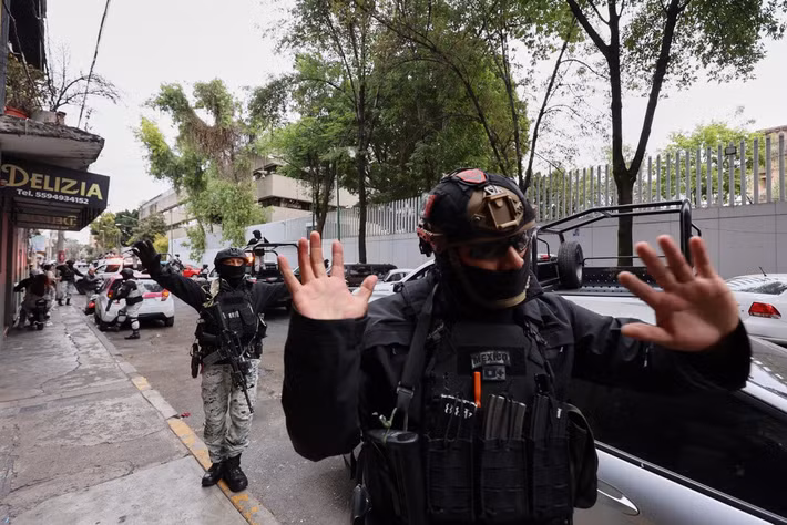 Thủ phủ Guadalajara của bang Jalisco biến thành một "thành phố ma" vào tối 22/2 khi người dân ở trong nhà để đảm bảo an toàn. Trường học ở một số bang đã phải đóng cửa hôm 23/2. Lực lượng an ninh được đặt trong tình trạng báo động trên toàn quốc.