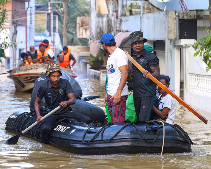 Lực lượng đặc nhiệm Sri Lanka giải cứu người dân khỏi các khu vực bị lũ lụt ở Colombo sau trận mưa lớn do bão Ditwah. Khoảng 218.000 người đang ở trong các nơi trú ẩn khẩn cấp tạm thời, trong khi chính quyền đang nỗ lực cung cấp viện trợ và dọn dẹp đường sá. Ảnh: NurPhoto/Shutterstock.