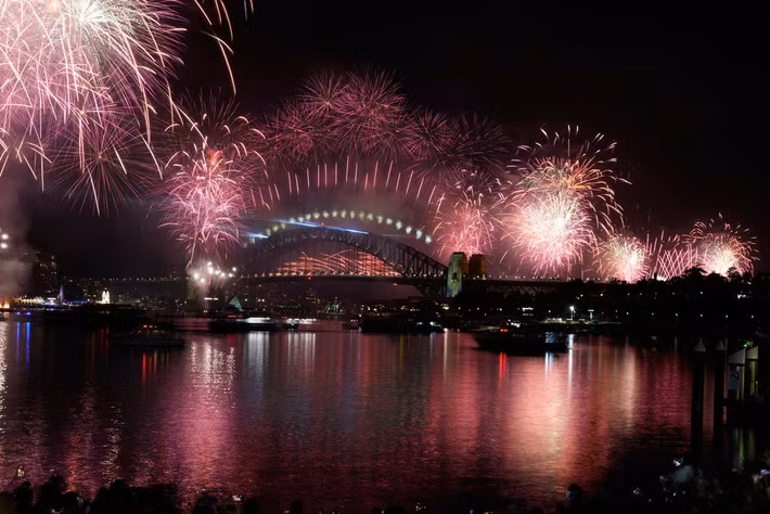 Pháo hoa rực sáng trên bầu trời Sydney, Australia, đón năm mới 2026. Ảnh: AP.