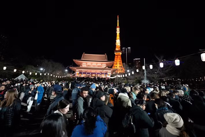 Rất đông người dân tập trung tại chùa Zojo-ji ở Tokyo để tham dự một nghi lễ truyền thống của Nhật Bản vào đêm Giao thừa. Ảnh: AP.