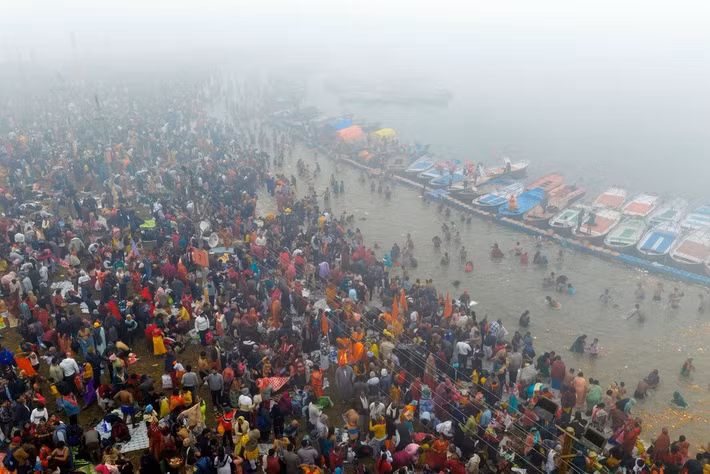 Các tín đồ Hindu thực hiện nghi lễ tắm nước thánh tại Sangam, nơi hợp lưu linh thiêng của ba dòng sông Hằng, Yamuna và Saraswati, trong ngày Maghi Purnima ở Prayagraj, thuộc bang Uttar Pradesh, miền bắc Ấn Độ, hôm 1/2.