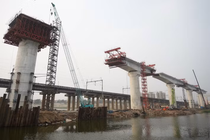 Bức ảnh chụp tại công trình đang thi công của Tổng công ty Đường sắt Cao tốc Quốc gia (NHSRCL) tại Ahmedabad, ngày 1/2.