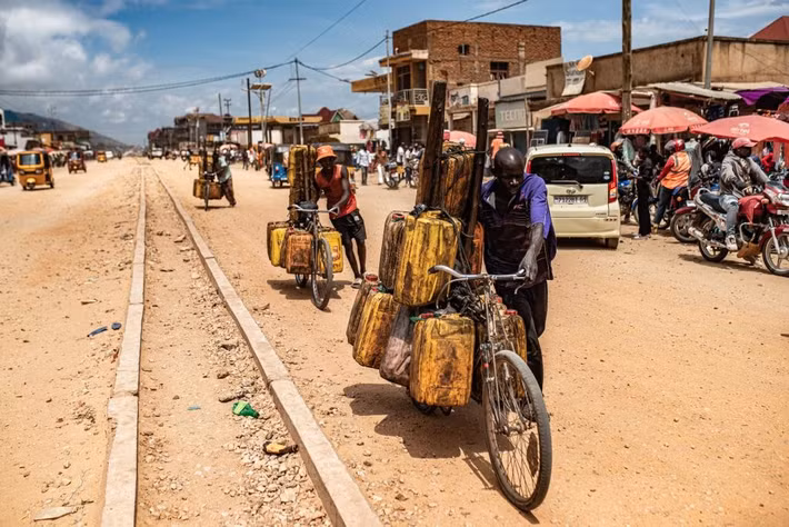 Theo Tân Hoa Xã, tại Uvira, một thành phố chiến lược phía đông Congo, người dân đã dọn dẹp đường phố, các cửa hàng thận trọng mở cửa trở lại và mọi người dần quay trở lại cuộc sống bình thường sau những cuộc giao tranh gần đây giữa nhóm vũ trang M23 và Quân đội Congo. Ảnh: Người dân vận chuyển hàng hóa bằng xe đạp tại Uvira, tỉnh Nam Kivu, ngày 15/12/2025. (Nguồn ảnh: Xinhua)