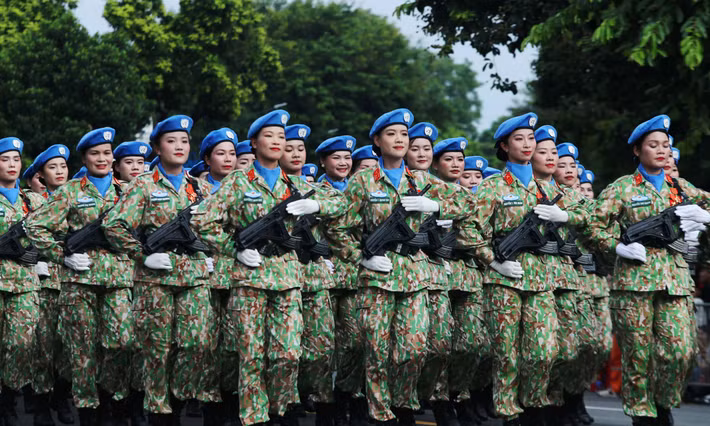 Sau khi lần lượt diễu hành qua lễ đài, các khối tỏa ra 8 ngả đường trong sự cổ vũ nhiệt tình của người dân.