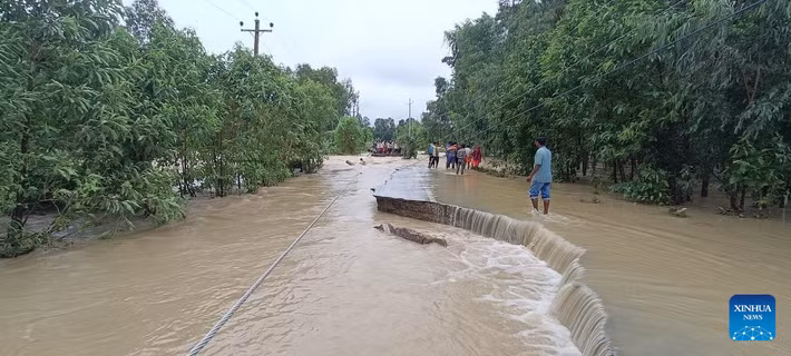 Theo Tân Hoa Xã, mưa lớn liên tục từ ngày 3/10 đã gây ra lở đất và lũ lụt trên khắp Nepal, cản trở giao thông đường bộ và đường cao tốc trong lễ hội Dashain, lễ hội Hindu lớn nhất và quan trọng nhất nước này. Ảnh: THX.