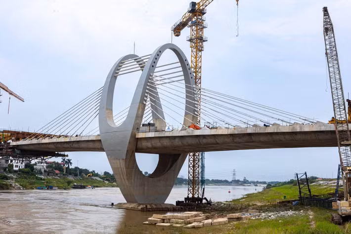 Dự án gồm hai hợp phần, trong đó cầu đường sắt có tổng chiều dài khoảng 1.000m. Hợp phần xây dựng cầu đường bộ mới dài khoảng 700m, đồng thời đầu tư hệ thống nút giao và đường dẫn ở hai đầu cầu.(Ảnh: Văn Đoan)