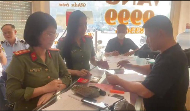 Có doanh nghiệp thuê người xếp hàng mua vàng bình ổn giá Co doanh nghiep thue nguoi xep hang mua vang binh on gia