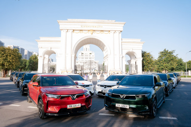 Khách Việt dùng ô tô điện VinFast chi phí 0 đồng nhờ màn 'chơi lớn' của Vingroup Khach Viet dung o to dien VinFast chi phi 0 dong nho man 'choi lon' cua Vingroup