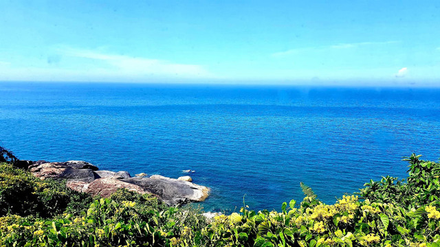 Chong toi treo anh cuoi voi vo cu trong phong ngu