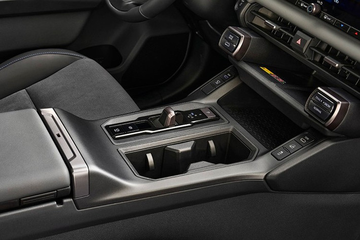 Điểm nổi bật nhất trên RAV4 PHEV 2026 là chế độ “Power Supply Time Priority Mode”. Hệ thống này phối hợp giữa pin và động cơ xăng để cung cấp điện liên tục cho gia đình trong tối đa 7 ngày với mức tải ổn định 400W.