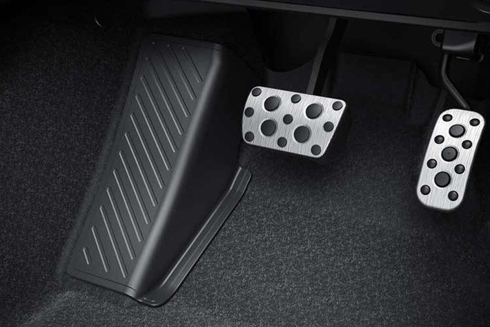 Phiên bản đặc biệt Z Urbano tiếp tục được duy trì cho năm 2026 với màn hình lớn hơn và phối màu hai tông mới. Yaris sử dụng kết hợp Black x Mustard, còn Yaris Cross phối Black x Urban Lock.