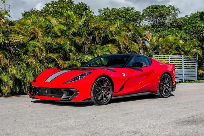 Nếu bạn từng thắc mắc tại sao những người siêu giàu chi hàng triệu USD để tạo nên bộ sưu tập Ferrari khổng lồ chỉ để có tên trong danh sách VIP giới hạn, thì chiếc 812 Competizione A này là lời giải thích khá thuyết phục. Việc tiếp cận được vòng trong của Maranello có thể mang lại lợi nhuận lớn.