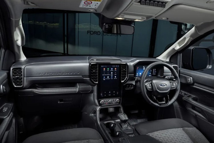 Kích thước tổng thể của xe lớn hơn bản Wildtrak tiêu chuẩn, với chiều dài từ 5.470 đến 5.644 mm, chiều rộng 2.032 mm và khoảng sáng gầm lên tới 299 mm. Khoang nội thất trang bị hiện đại với ghế da đục lỗ chỉnh điện 8 hướng, điều hòa hai vùng độc lập, màn hình trung tâm cảm ứng 12 inch hỗ trợ SYNC 4 cùng Apple CarPlay/Android Auto không dây.