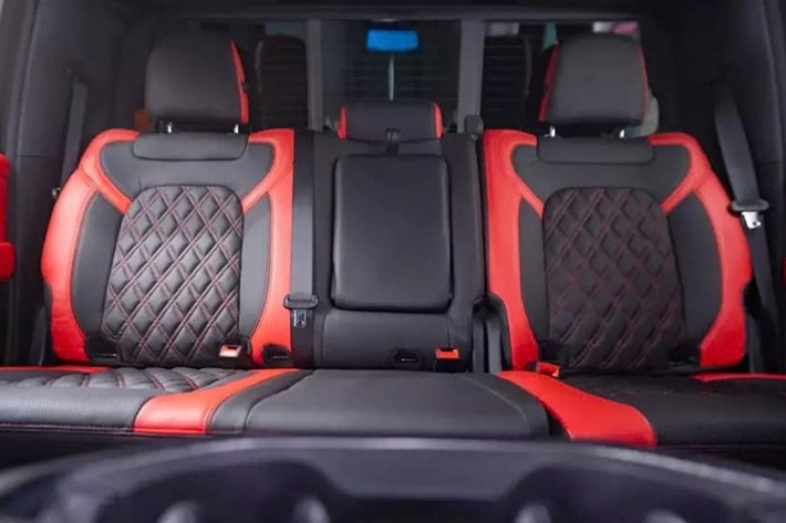 Apocalypse khẳng định không gian xe phù hợp với những người lớn có chiều cao trên 2,1m; đi kèm với hệ thống âm thanh stereo đến từ thương hiệu Harman Kardon, màn hình thông tin giải trí 12 inch với khả năng quan sát toàn cảnh thân xe.