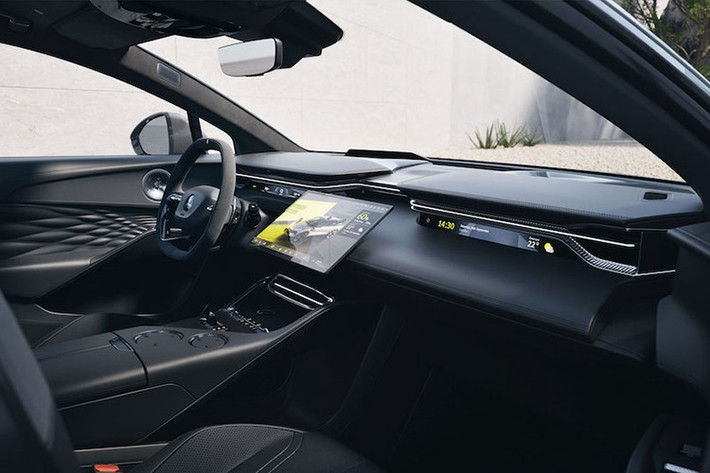 Ông Feng Qingfeng cũng xác nhận thêm rằng hệ thống treo khí nén hai buồng và hệ thống ổn định chủ động 48 volt sẽ được trang bị cho Eletre PHEV, và sắp tới, một phiên bản plug-in hybrid thứ 2 sẽ được bổ sung vào dòng sản phẩm.