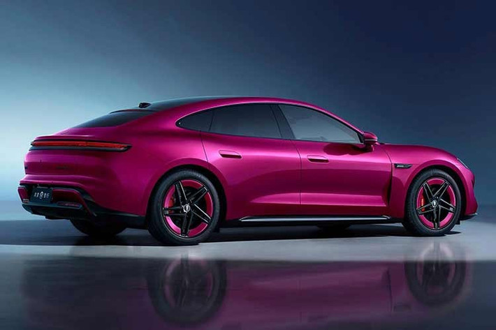 Chỉ sau 10 tháng kể từ khi công bố hợp tác, SAIC và Huawei đã tiếp tục giới thiệu thêm Z7 và Z7T, một tốc độ phát triển được đánh giá là rất nhanh. Điều này đặt ra nghi vấn về việc các mẫu xe này tiếp tục được ra đời dựa trên nền tảng sẵn có. Sự xuất hiện bất ngờ của Saic Z7 và Z7T được cho là đã ảnh hưởng đến kế hoạch ra mắt thế hệ mới của Xiaomi SU7.