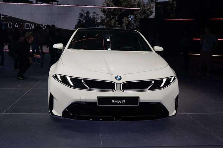 BMW cho biết i3 mới sẽ bắt đầu sản xuất từ tháng 8 và mở bán tại châu Âu vào nửa cuối năm nay. Sau đó, các biến thể khác như bản wagon Touring và 3 Series động cơ đốt trong thế hệ mới cũng sẽ lần lượt ra mắt. Sự xuất hiện của i3 cho thấy bước tiến rõ rệt của BMW trong chiến lược điện hóa, đồng thời mở ra chương mới cho dòng 3 Series – biểu tượng lâu đời của hãng.