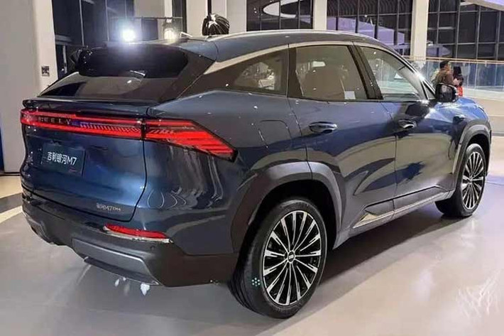 Galaxy M7 nhắm đến người dùng cần khả năng di chuyển thuần điện dài trong đô thị và tiết kiệm nhiên liệu tối đa. Phạm vi di chuyển thuần điện 225 km phù hợp cho nhu cầu đi lại hàng tuần trong thành phố. Trong khi đó, tổng phạm vi di chuyển 1.730 km giúp giảm lo ngại về quãng đường trong các chuyến đi dài. Các đối thủ cạnh tranh của xe gồm BYD Song Pro DM-i và BYD Song PLUS DM-i.