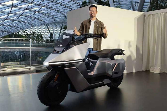 Trước đây, các hãng lớn như Honda hay Yamaha từng trình diễn các mẫu xe máy có khả năng tự đứng thẳng, nhưng chỉ dừng ở dạng ý tưởng. Nếu OMO X thực sự được thương mại hóa, đây có thể là bước tiến đáng chú ý trong việc phát triển xe hai bánh.