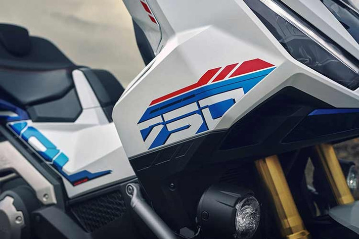 Động cơ xy-lanh đôi song song mang lại sức mạnh dồi dào ở dải tua thấp và trung bình, đồng thời vận hành êm ái và tiết kiệm nhiên liệu. Công suất cực đại 57 mã lực cùng mô-men xoắn 69 Nm. Hệ thống bướm ga điện tử (TBW) với 4 chế độ lái mặc định (Standard, Sport, Rain, Gravel) với các cài đặt sẵn cho Công suất, Phanh động cơ và Hệ thống kiểm soát lực kéo Honda (HSTC), cùng một chế độ USER tùy chỉnh.