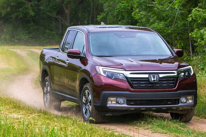 Honda Ridgeline (2009, 2013, 2020-2021, 2023) ﻿ Nếu một mẫu xe bán tải dùng khung gầm xe con như Ford Maverick có thể góp mặt trong danh sách này thì sự xuất hiện của Honda Ridgeline cũng không phải điều bất ngờ. Miễn là bạn không có nhu cầu kéo tải nặng hay off-road chuyên sâu thì Ridgeline là một lựa chọn sáng giá. Bù lại, mẫu xe bán tải nhà Honda chưa từng bị chê trách về thiết kế thiếu tính toán hay mức độ hữu dụng khi phục vụ vai trò xe sử dụng hằng ngày.