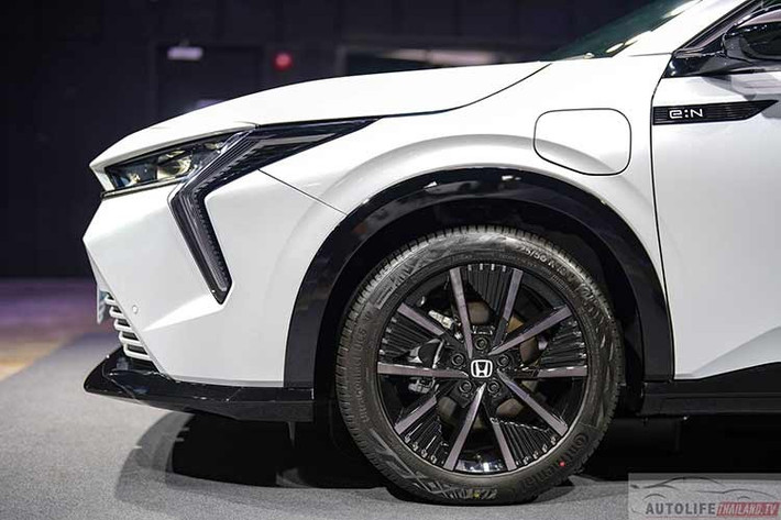 Xe sử dụng mô-tơ điện đồng bộ AC cho công suất 204 mã lực và mô-men xoắn 310 Nm, dẫn động cầu trước. Bộ pin lithium-ion NMC dung lượng 68,8 kWh cho phạm vi hoạt động tối đa 530 km mỗi lần sạc theo tiêu chuẩn NEDC. Tốc độ tối đa của xe đạt 160 km/h.